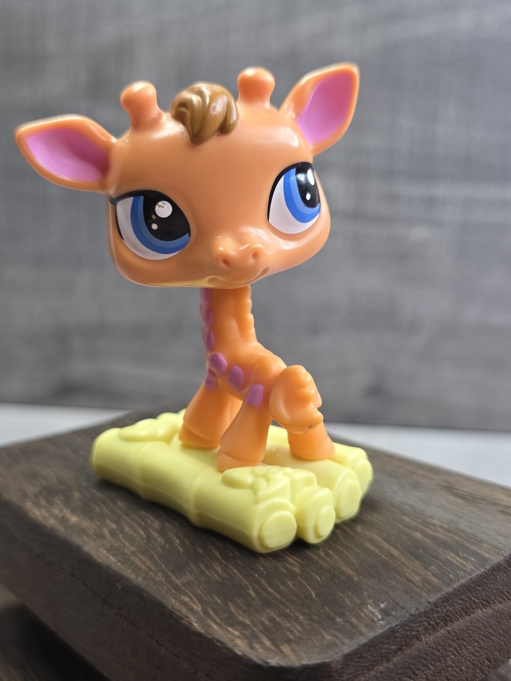 2010 Littlest Pet Shop, LPS Orange Pink Giraffe Bobblehead On Raft McDonalds g58